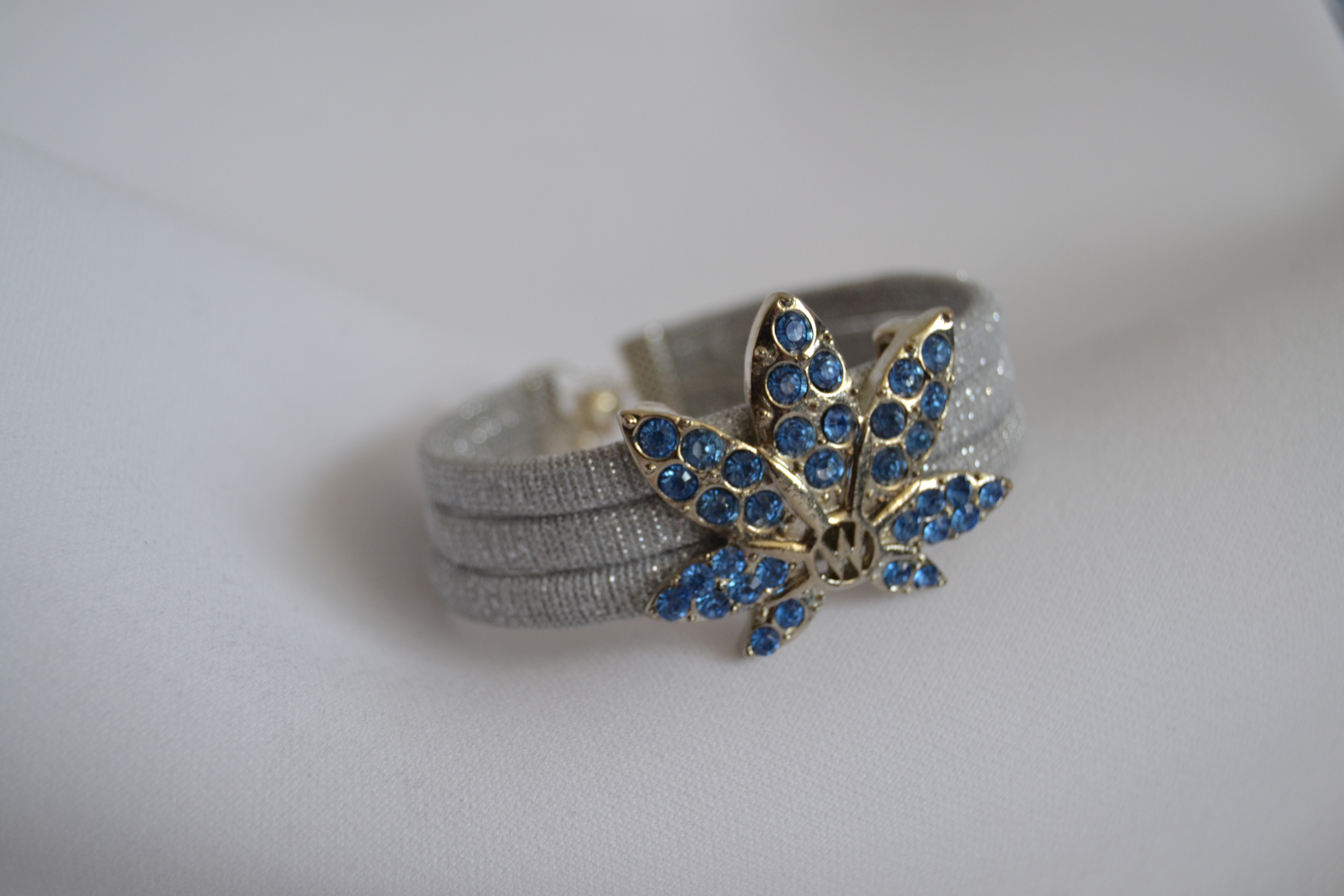 Třířadý stříbrný náramek s listem 