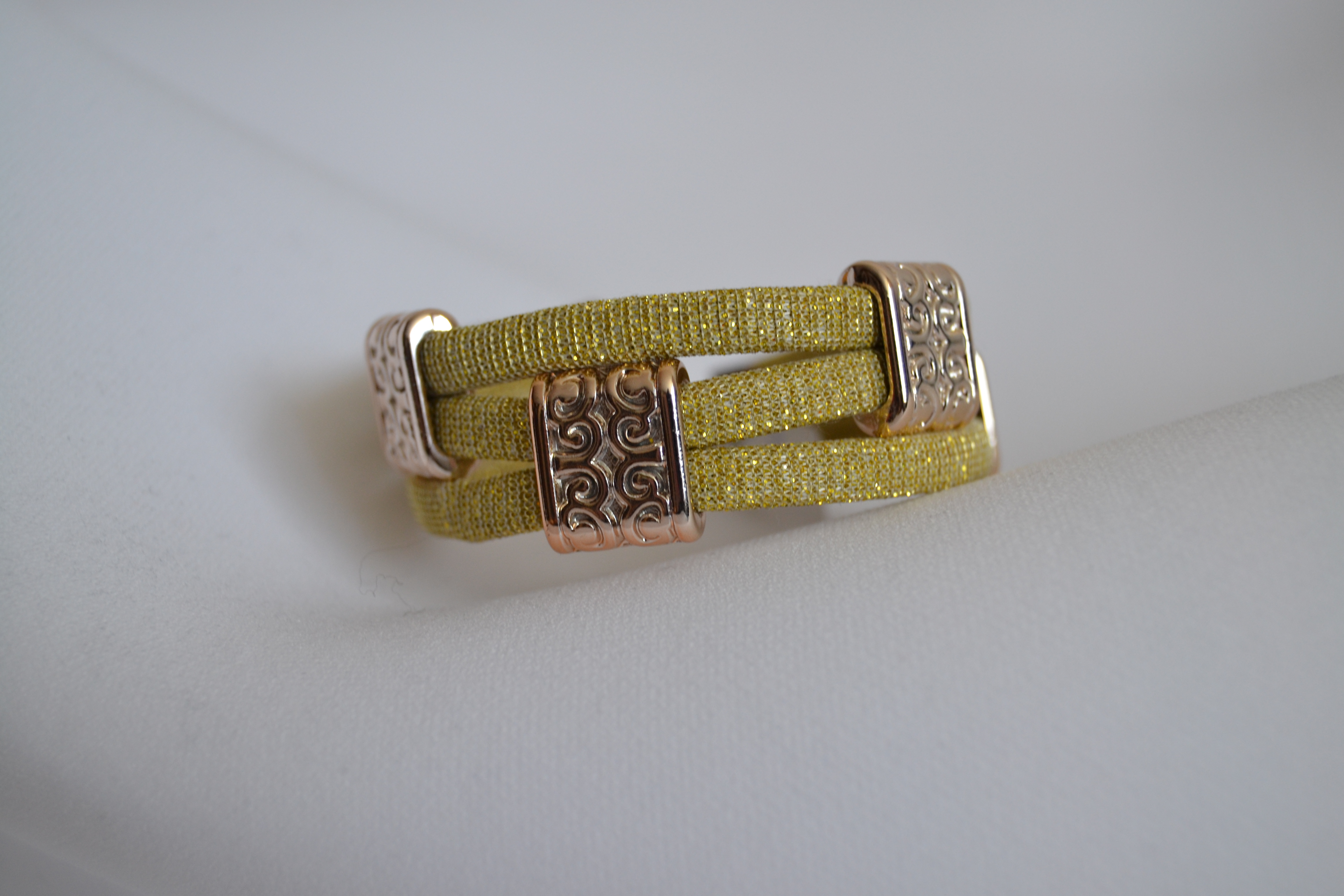 Zlatý třířadý náramek