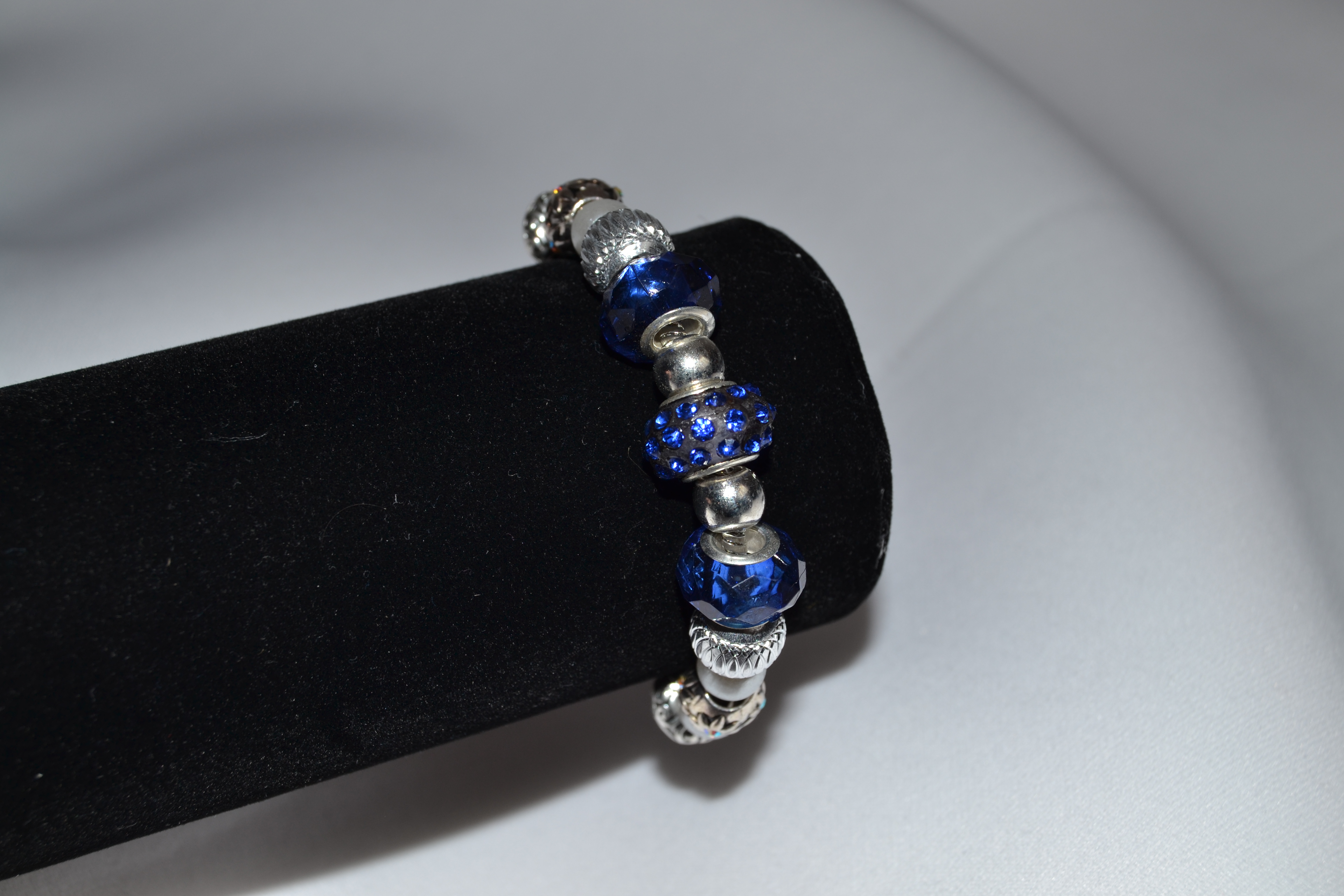 Náramek hadí řetízek s tmavě modrými korálky